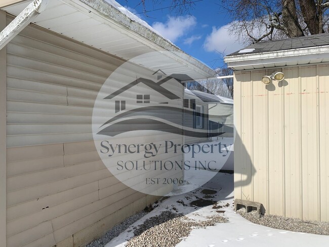 Building Photo - MADISON SCHOOL RANCH WITH GARAGE AND POLE ...