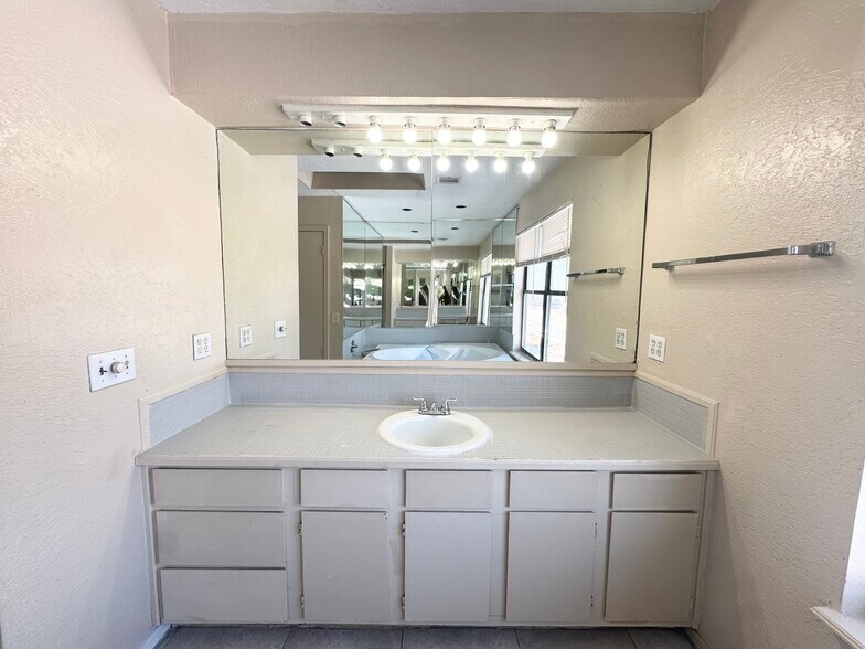 Building Photo - 401 NE 115th St