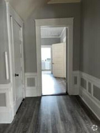 Building Photo - One Bedroom Furnished Apartment in Downtow...