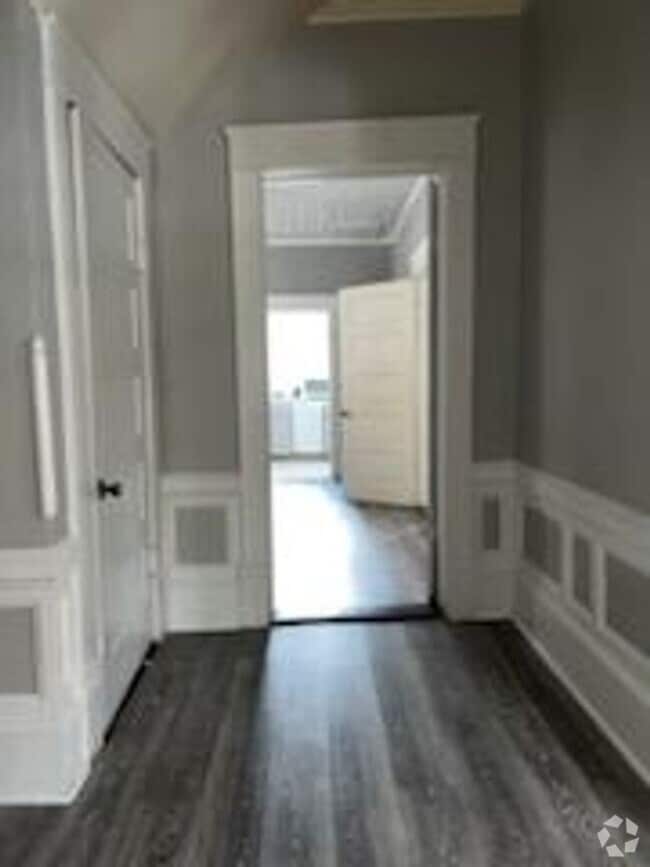 Building Photo - One Bedroom Furnished Apartment in Downtow...