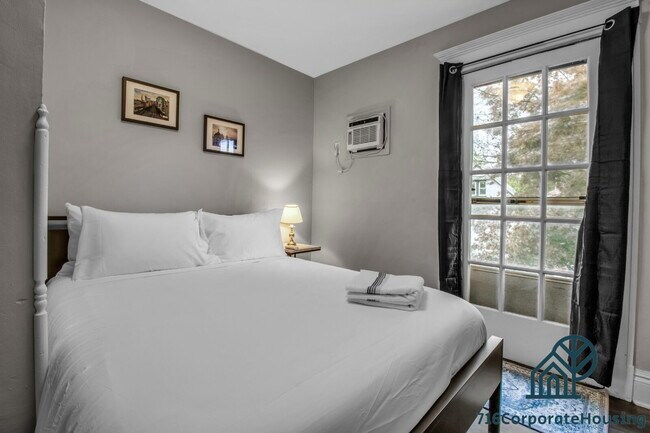 Building Photo - Furnished 3-Bedroom Upper Apartment on Bird Ave