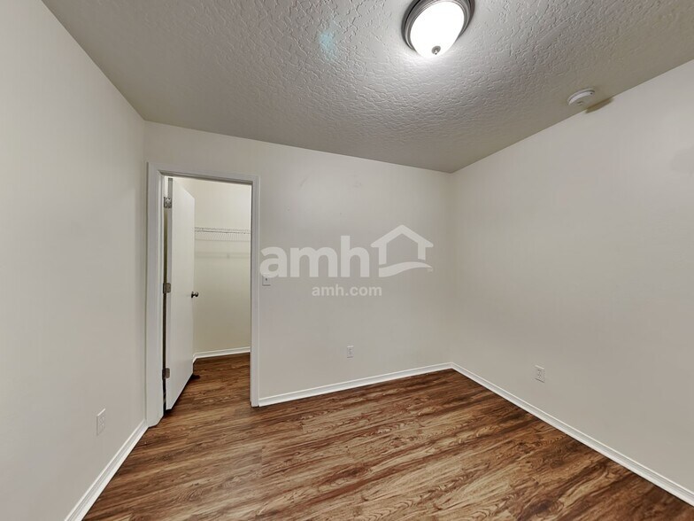 Building Photo - 1211 N Cambrick Dr