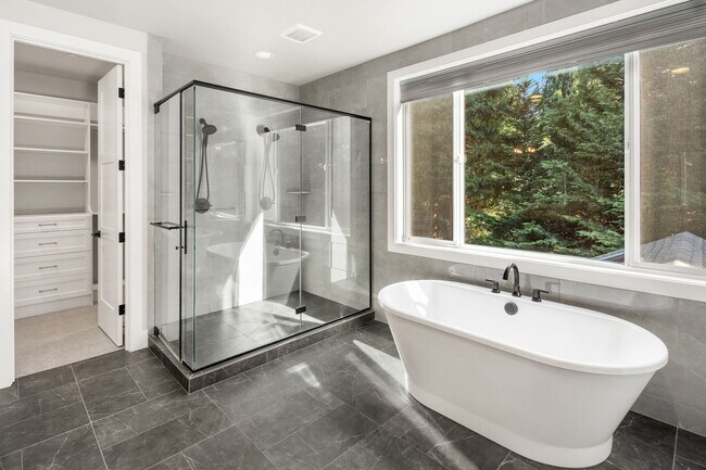 Building Photo - Luxury Haven