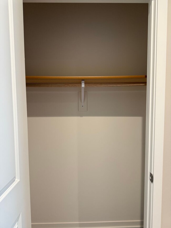 Building Photo - 2 bedroom/2.5 bathroom ranch townhome