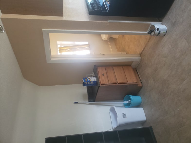 Building Photo - 324 W 6th St