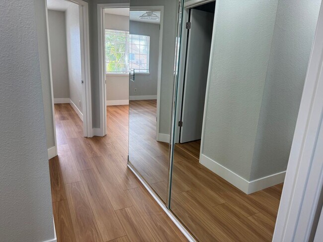 Building Photo - 2776 Woodmont Dr