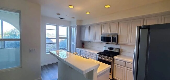 Building Photo - Townhome in the Peninsula's Most Walkable ...