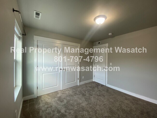 Building Photo - Rent This Beautiful 3 Bedroom 2.5 Bathroom...