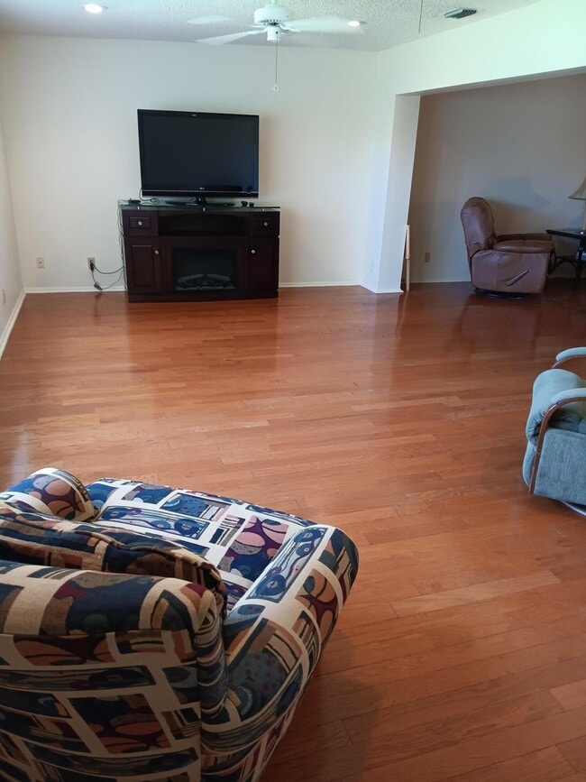 Building Photo - 5730 Fernley Dr E