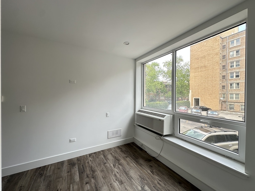 Building Photo - 941 W Carmen Ave