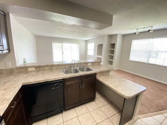 Building Photo - Second Floor Apartment with Balcony View! ...