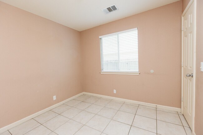 Building Photo - **1 Story 3 Bedroom 2 Bath Home in Hutto, TX