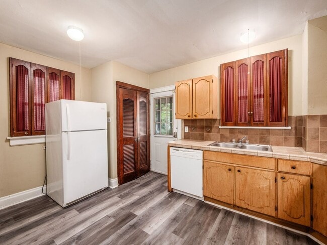 Building Photo - 385 E 13th Ave