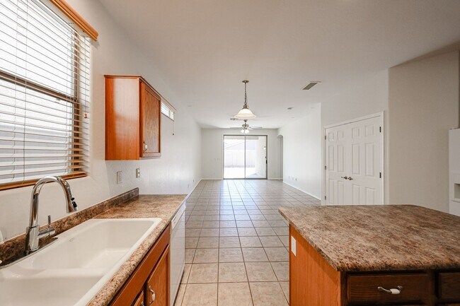 Building Photo - Charming 4 Bed 2 bath 2 Car Garage Home in...