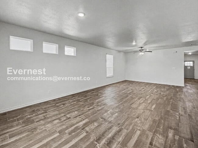 Building Photo - Limited Time Special Offer / 4 Bed, 3 Bath Home with Garage / Pet-Friendly / Vouchers Accepted / ...