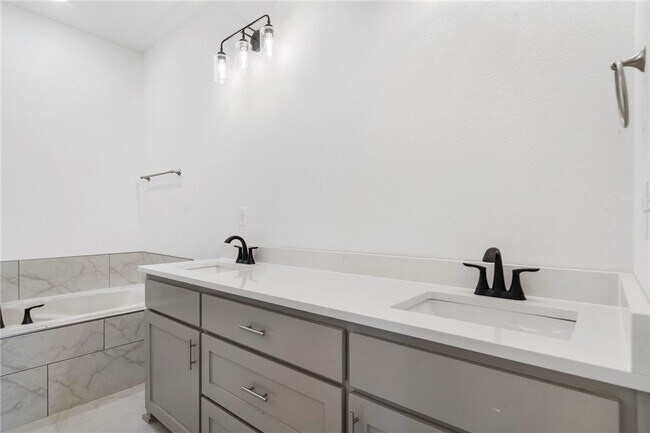 Building Photo - 6902 SW Basswood Ave