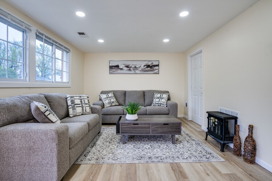 Building Photo - 14220 Fallbrook Ln