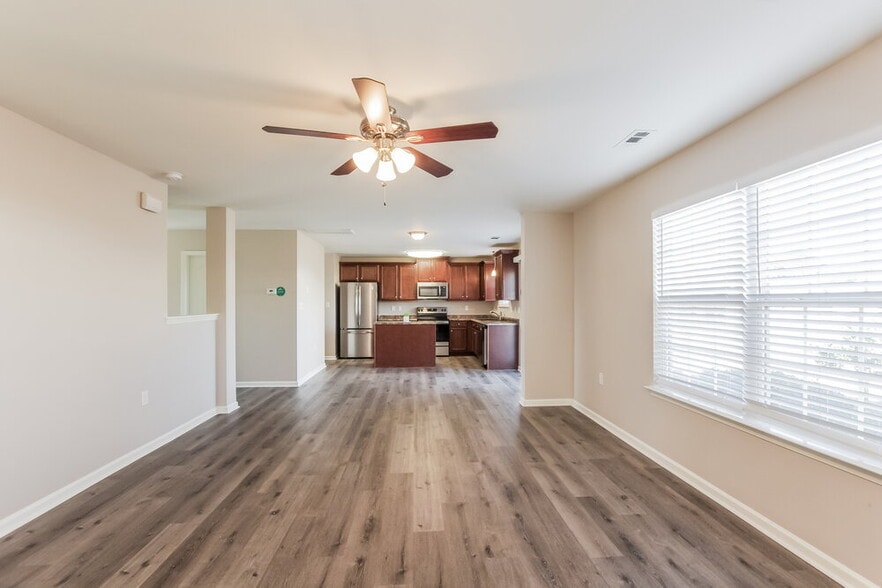 Building Photo - 1536 Eastway Dr