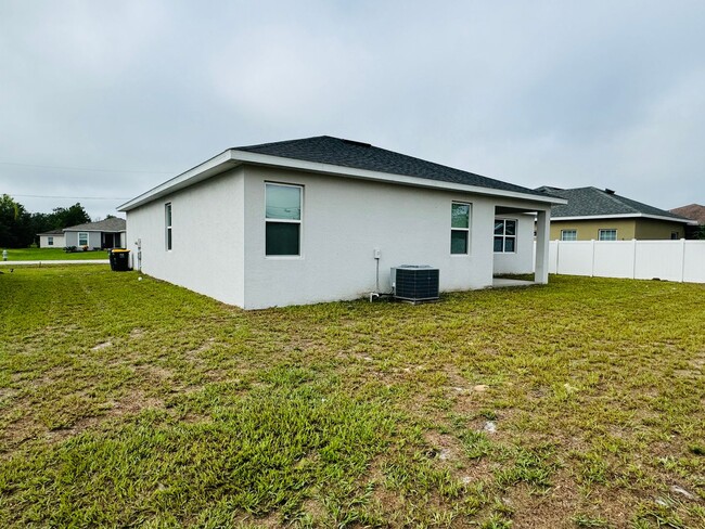 Building Photo - Gorgeous 4 Bedroom, 2 Bathroom Home in Poi...