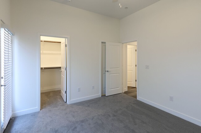 Building Photo - 3 Bed, 3 Bath Summerlin Townhome With 2 Ca...