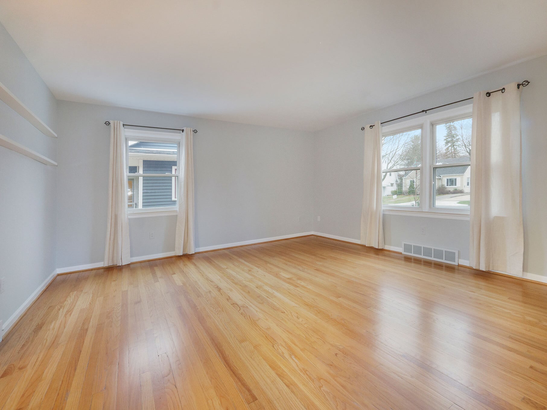 Living room - 516 Berkley Ave