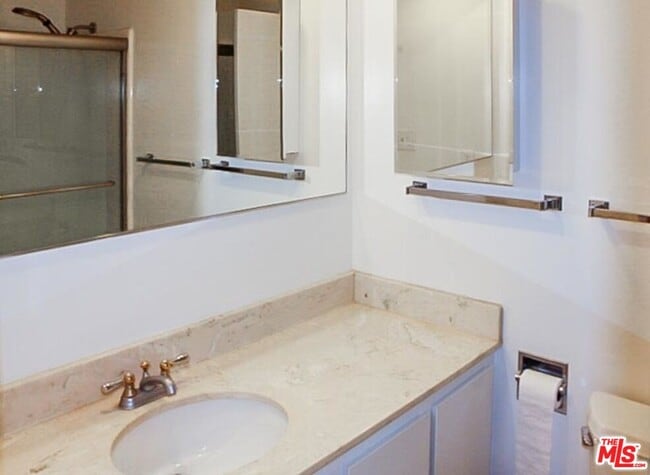 Building Photo - 800 W 1st St