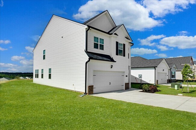 Building Photo - MOVE IN READY