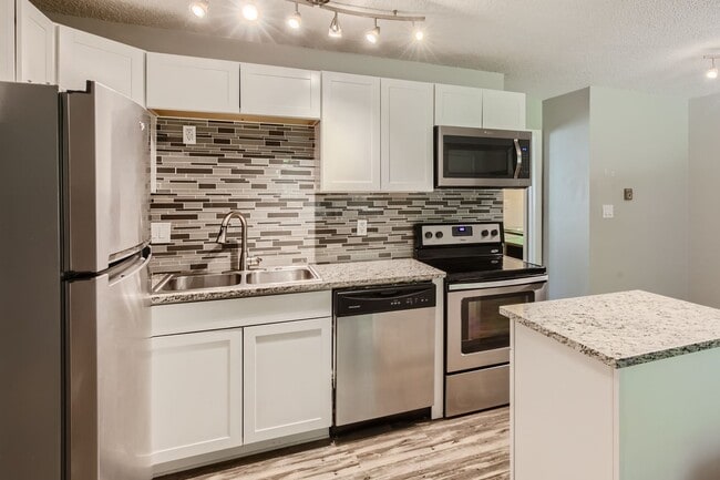 Building Photo - Spacious 1 Bed 1 Bath in the heart of Holly Hills. LEASING SPECIAL SEE INFO BELOW