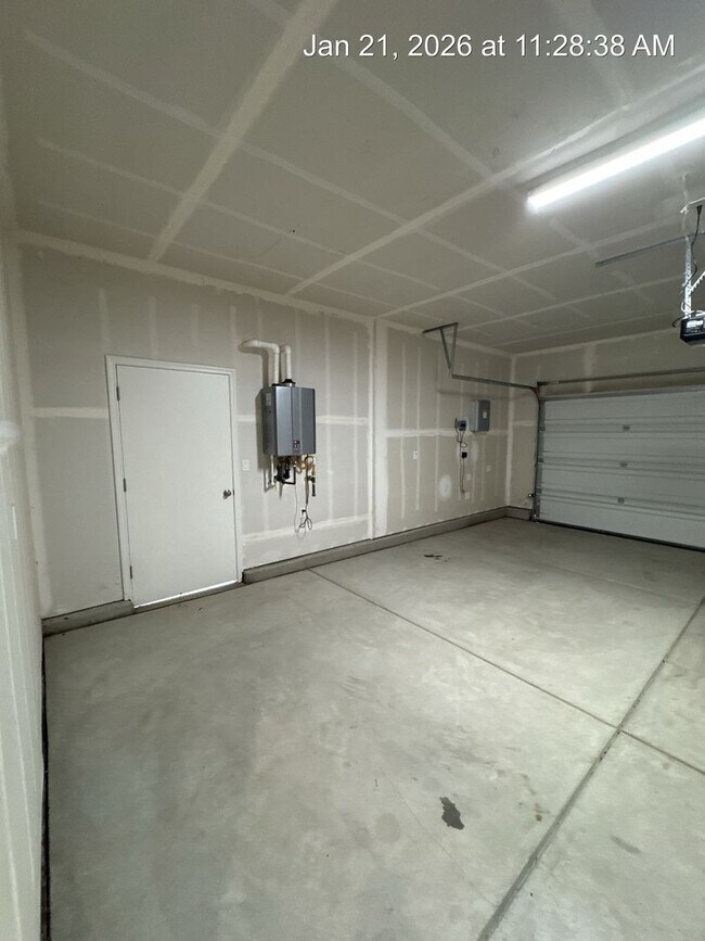 Building Photo - 4 Bedroom home located in Northside Visalia! Available Now!!