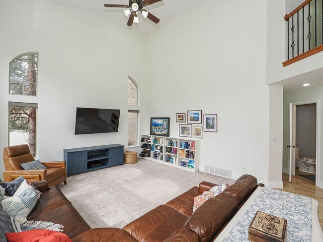 Building Photo - 4 Bedroom, 2.5 bathroom Bluffdale Home