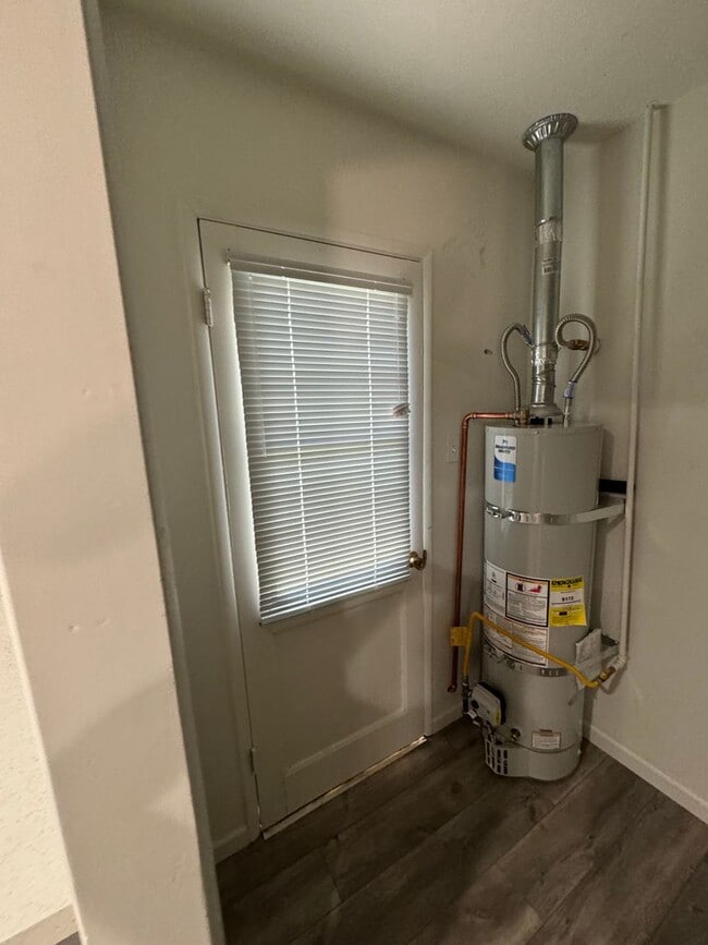 Building Photo - Cherokee Lane 1507-1509