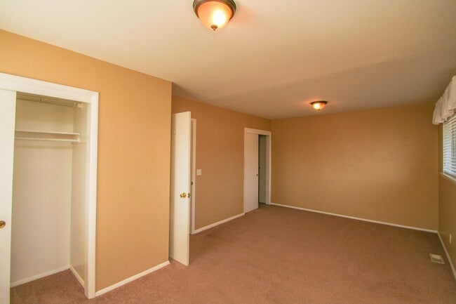 Building Photo - 2 Bed | 2 Bath in South Tulsa!