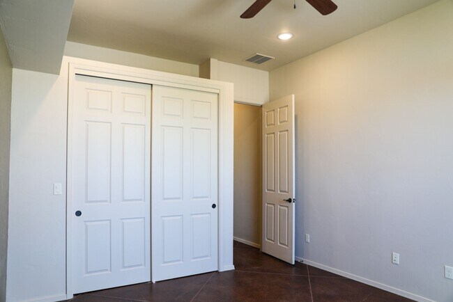 Building Photo - 2 Bed, 2 Bath Townhome