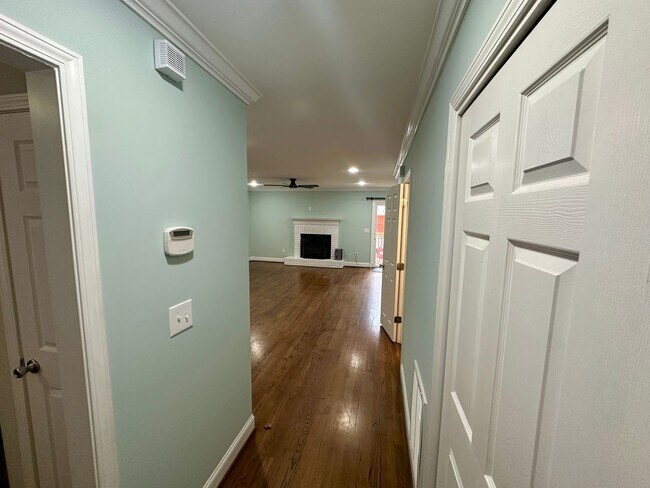 Building Photo - Beautifully Updated Townhome in the Heart of Clemson