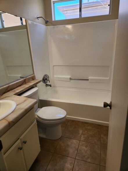 Ensuite bath in bedroom 2 - 9502 Walker St