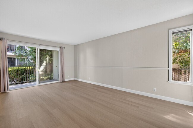 Building Photo - Beautifully Updated 2BR Condo with New Appliances & Community Pool