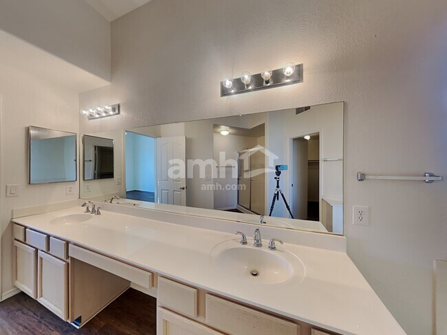 Building Photo - 13381 W Wilshire Dr