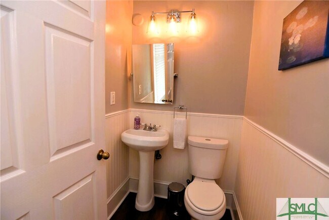 Building Photo - Spacious and fully furnished Victorian beauty