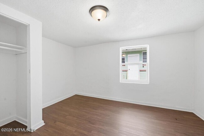Building Photo - 1823 W 44th St