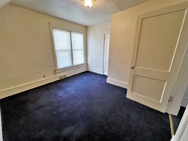 Building Photo - 915 W 4th Ave