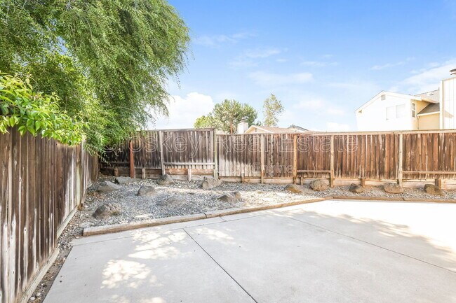 Building Photo - 357 Hazelnut Ln