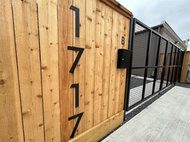 Building Photo - 1717 Airline Dr