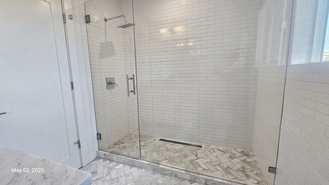 Building Photo - 3 Bed, 2 Bath Apartment in Prime Roosevelt...