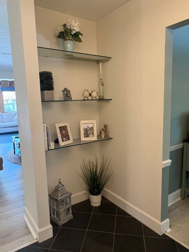 Building Photo - Updated Old Woodlands Plantation Home with Fenced Yard