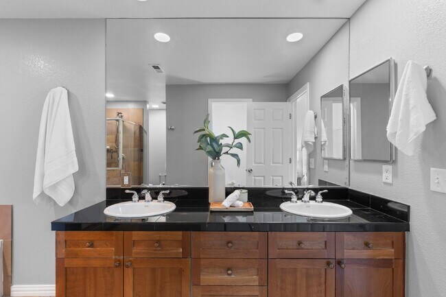 Building Photo - $3,350.00 - 2 Bedroom, 2.5 Bathroom Condo ...