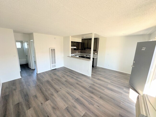 Building Photo - Nicely updated 1bd/1ba with parking includ...