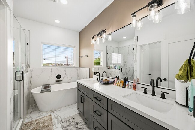 Building Photo - 2502 Tuam St