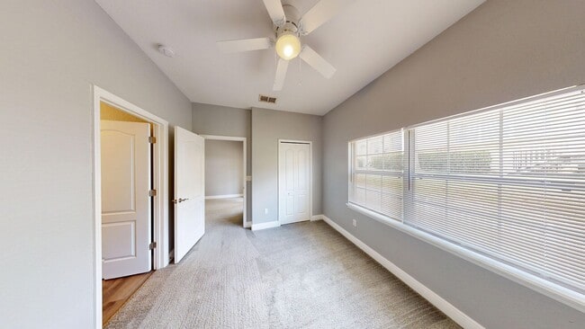 Building Photo - Beautiful 2 Bed 2.5 Bath Townhouse in Magn...