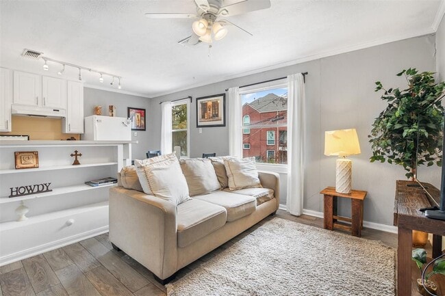 Primary Photo - 1412 Michigan St