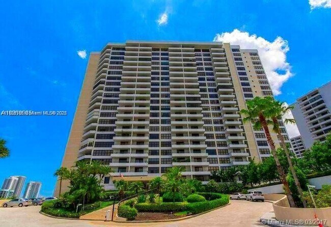 Building Photo - 2500 Parkview Dr